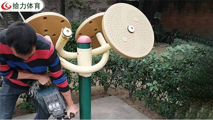 茂名小區安裝的新式社區健身器材，老年人使用健身器材應該注意什么？