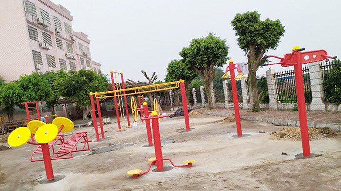 孩子們珠海市香洲區金鐘小學校園內戶外健身器材的正確使用方式在這里